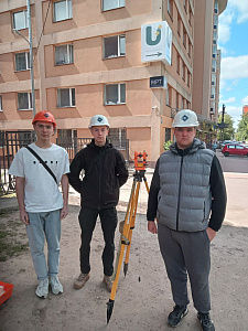 Здобувачі освіти факультету будівництва та архітектури під час проходження геодезичної практики - фото №1