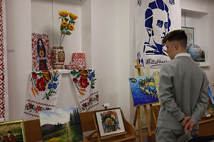 Виставка авторських художніх робіт викладачів факультету будівництва та архітектури «Мистецька палітра» - фото №8