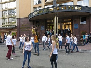 Флешмоб з нагоди Міжнародного Дня сім'ї у Коледжі КиМУ - фото №3