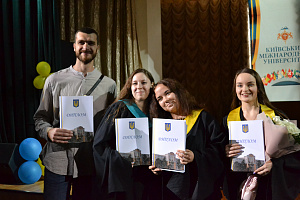 Урочистості з нагоди вручення дипломів випускникам Університету і Фахового коледжу КиМУ - фото №19