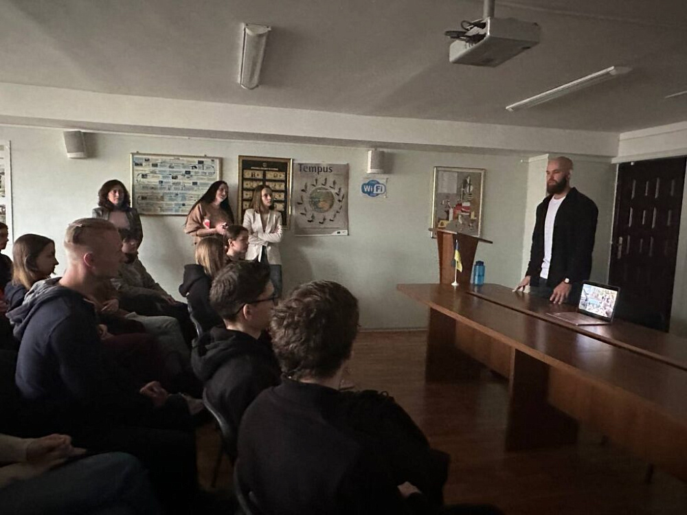 У гостях у КиМУ – американський волонтер і професійний військовий Уокер Хелоун