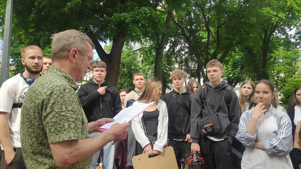 Здобувачі освіти на рисувальній практиці в Софії Київській