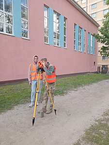 Здобувачі освіти факультету будівництва та архітектури під час проходження геодезичної практики - фото №2