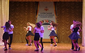 «Свято наближається….» або як студенти Коледжу КиМУ зустрічали Новий Рік - фото №6