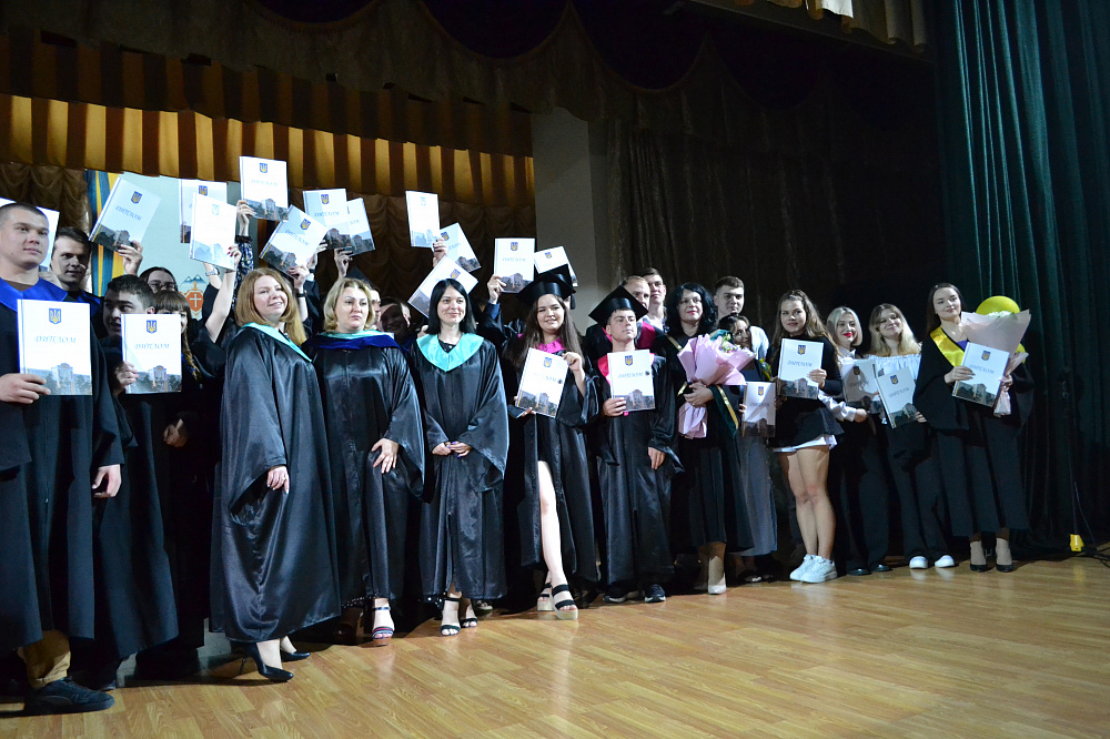 Урочистості з нагоди вручення дипломів випускникам Університету і Фахового коледжу КиМУ