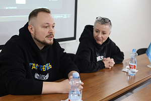 Ведучі ранкового шоу радіо ROKS  «Камтугеза» в КиМУ - фото №6